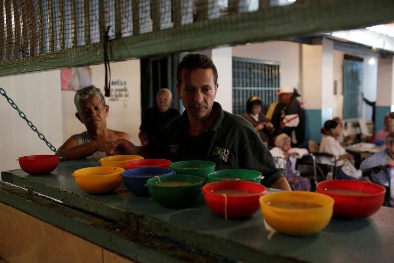 تصاویر | صحنه‌هایی زیبا از کمک‌های داوطلبانه به فقرای ونزوئلا